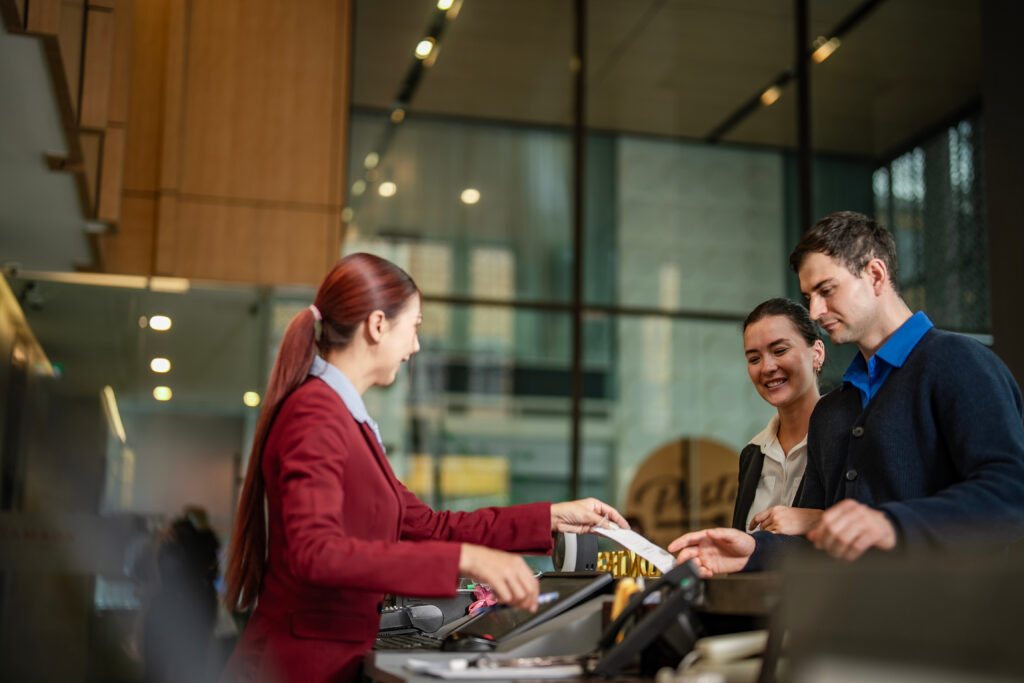recepcionista explicando coberturas de la asistencia la viajero